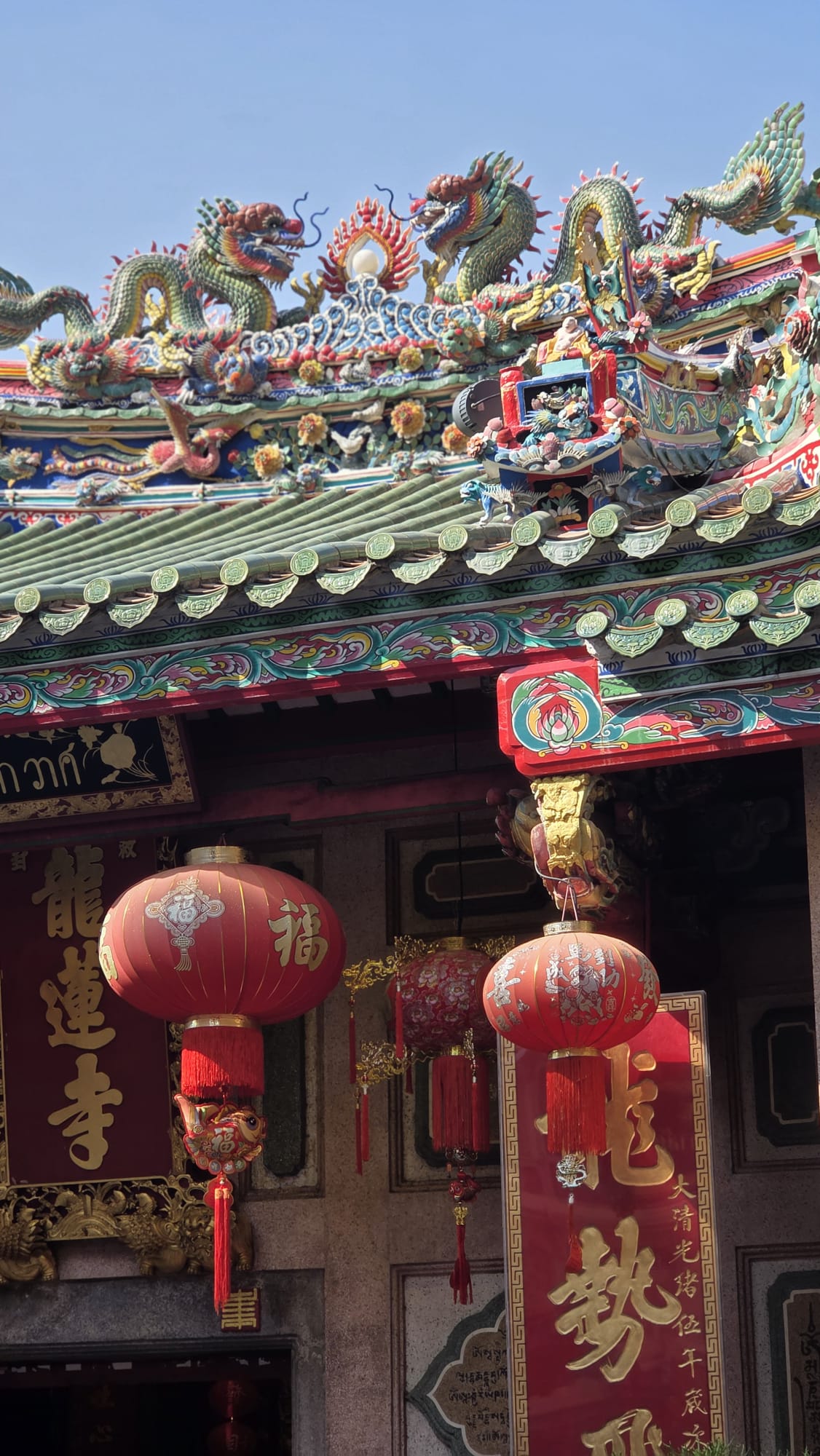 Farolillos en templo de Chinatown en Bangkok