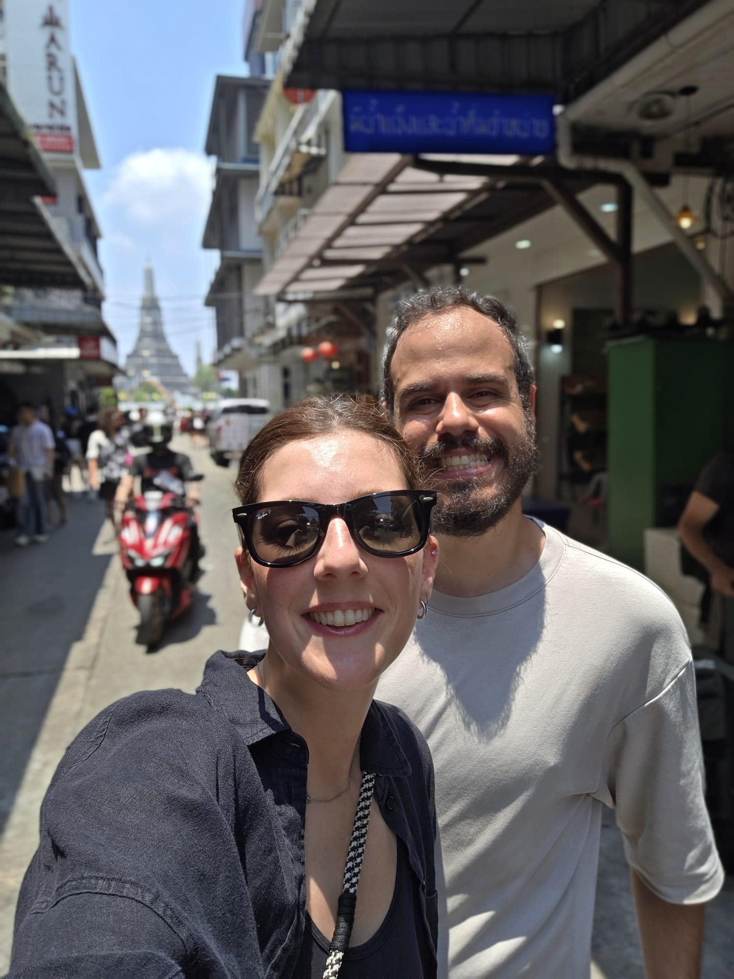 Moni y Yoel de Flying Gaia descubriendo Bangkok