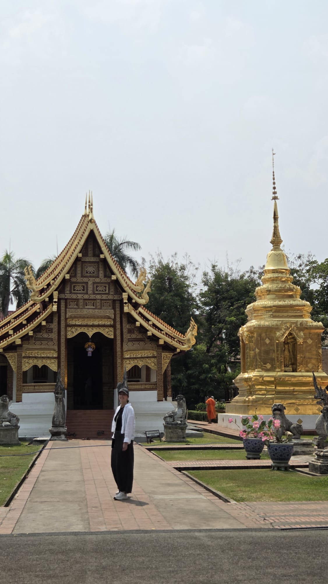 Moni de Flying Gaia en un templo en Chiang Mai