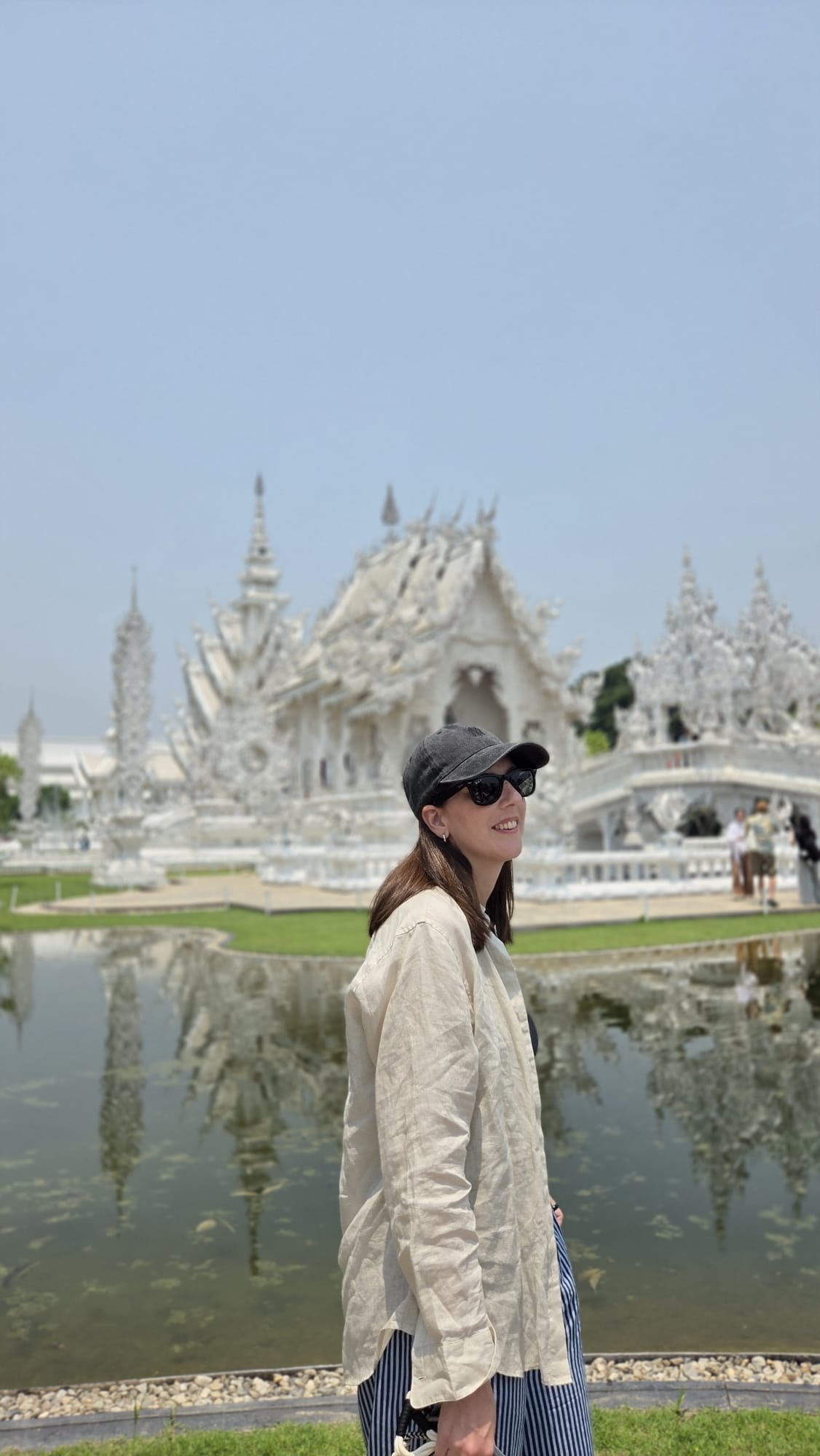 Mónica en el templo blanco de Chiang Rai