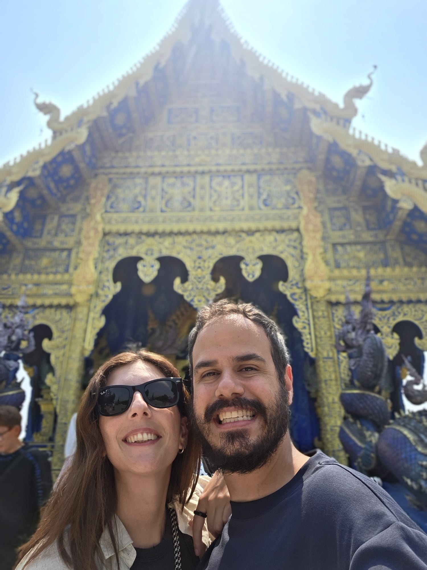 Mónica y Yoel de Flying Gaia en el templo azul de Chiang Rai