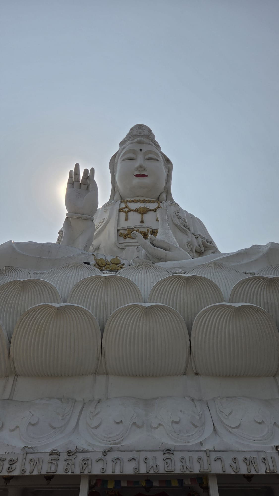 Gran Lady Buda en el templo rojo de Chiang Rai, Tailandia