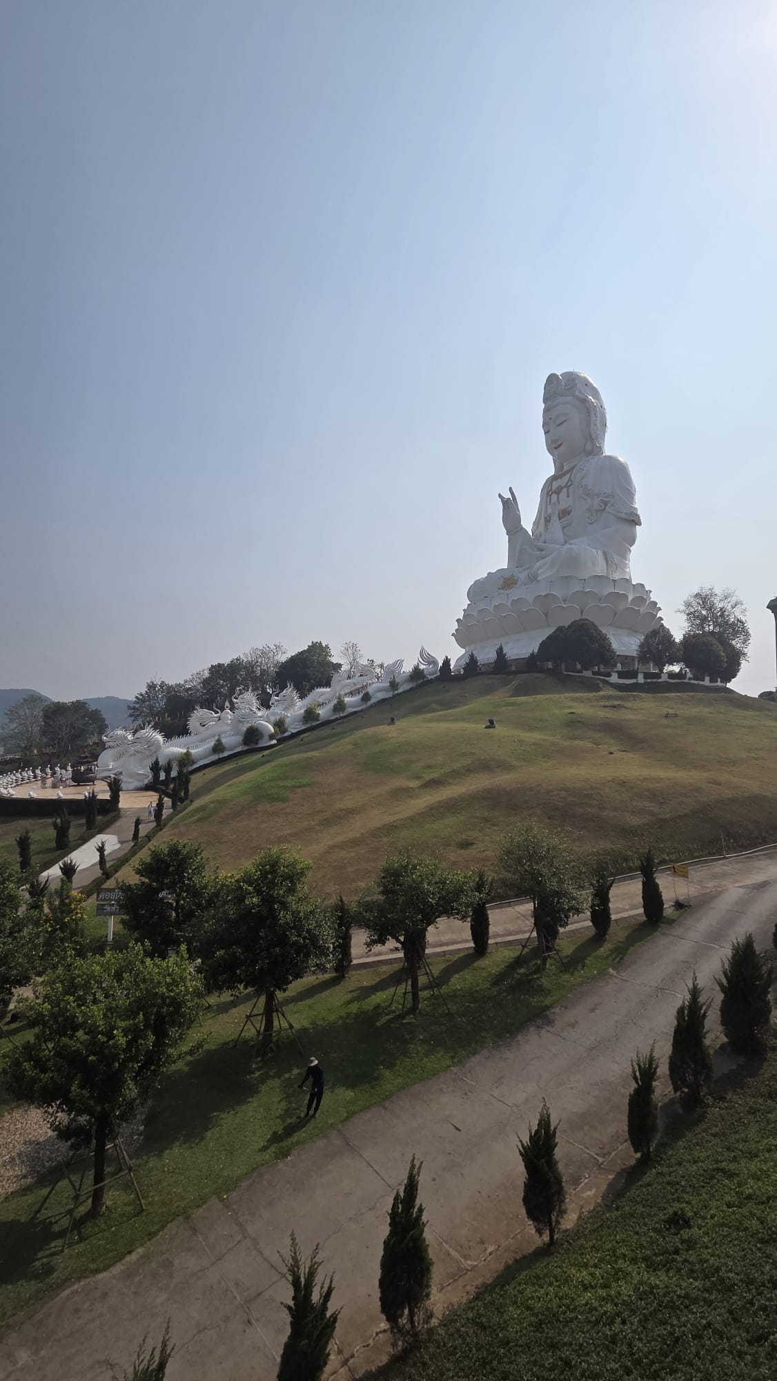 Gran Lady Buda en el templo rojo de Chiang Rai, Tailandia