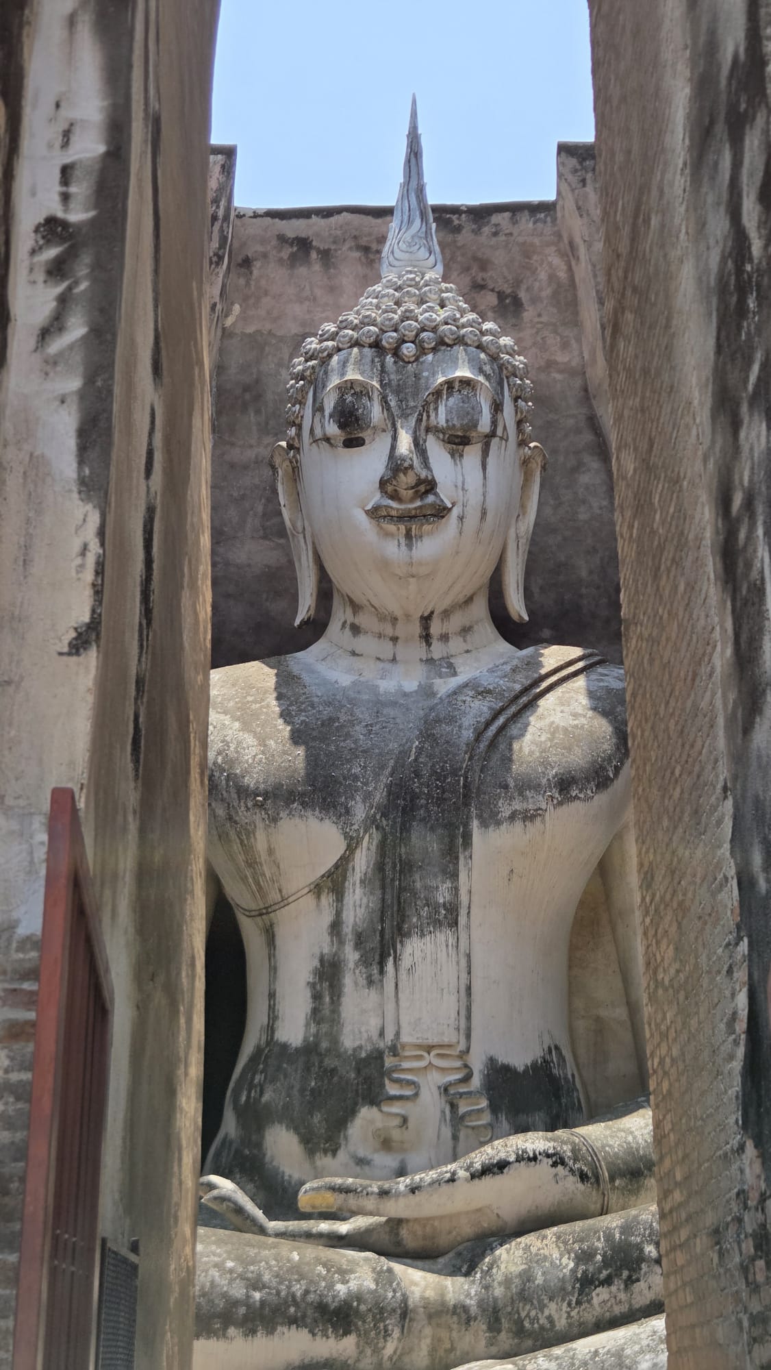 Phra Achana, ubicado en el templo Wat Si Chum en Sukhothai, Tailandia