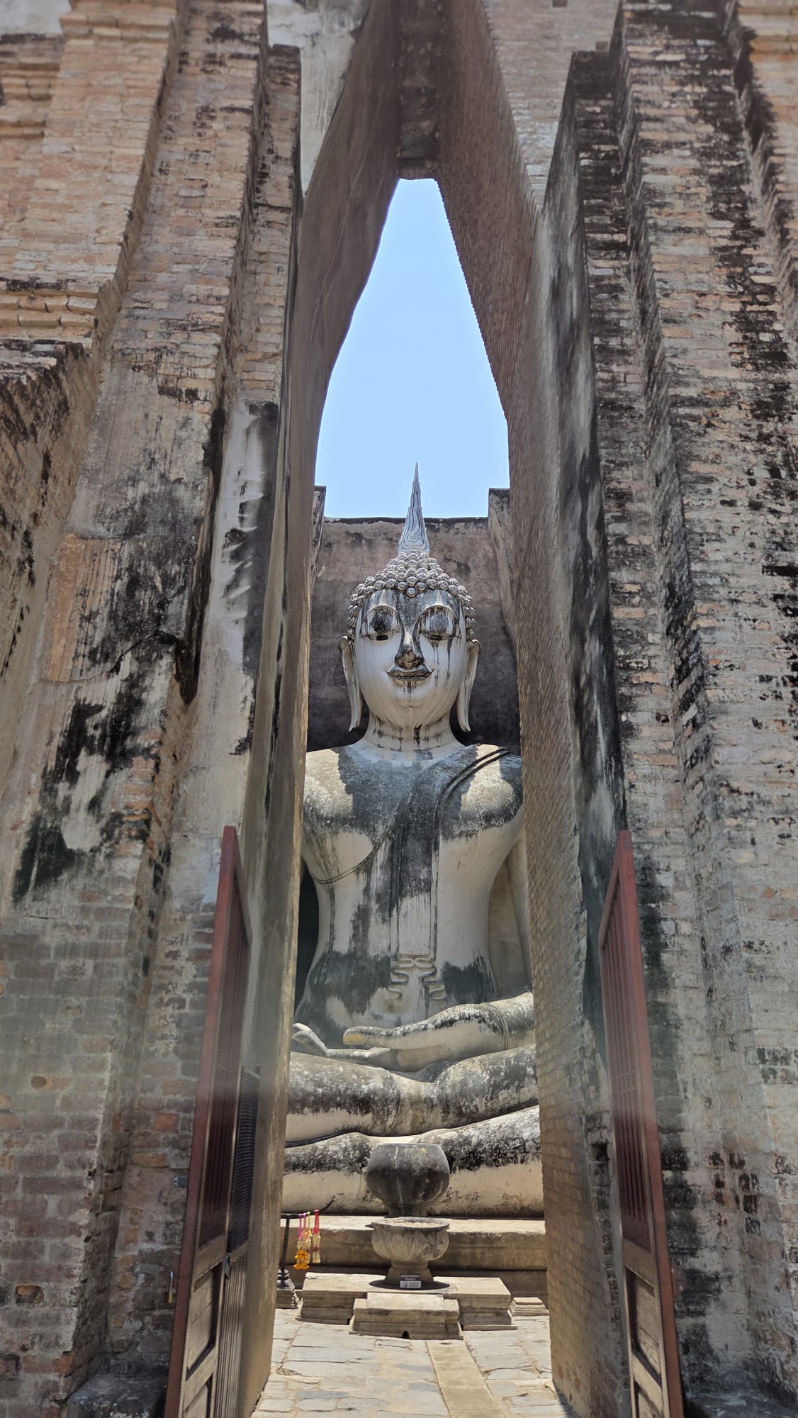 Phra Achana, ubicado en el templo Wat Si Chum en Sukhothai, Tailandia